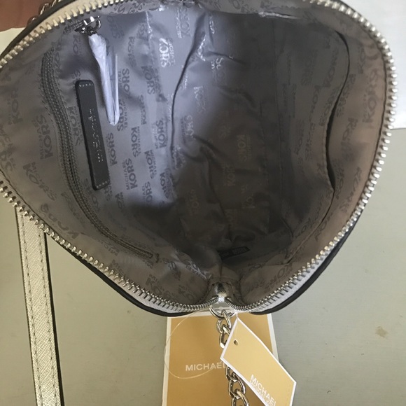 Authentic MK Cindy dome silver leather crossbody - Picture 5 of 6